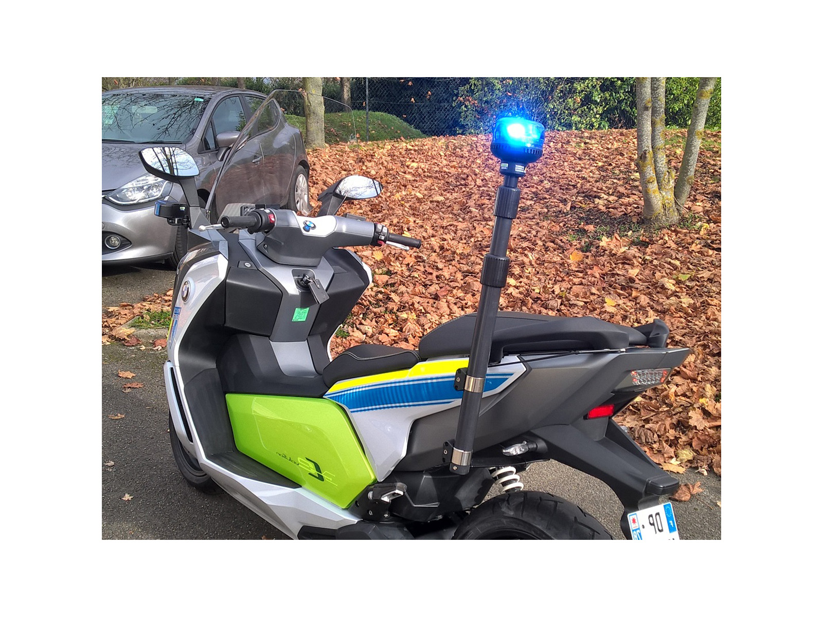 Beacons on motorcycle mast - Image 3