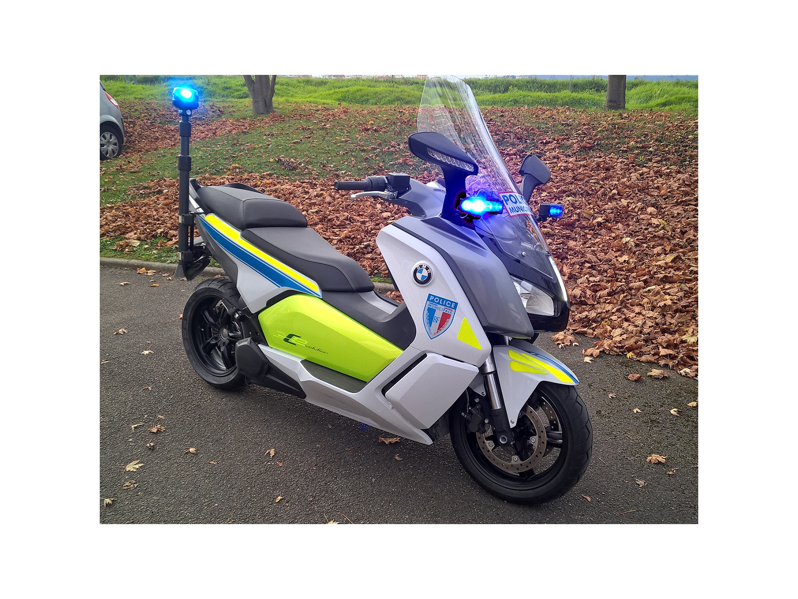 Beacons on motorcycle mast - Image 2