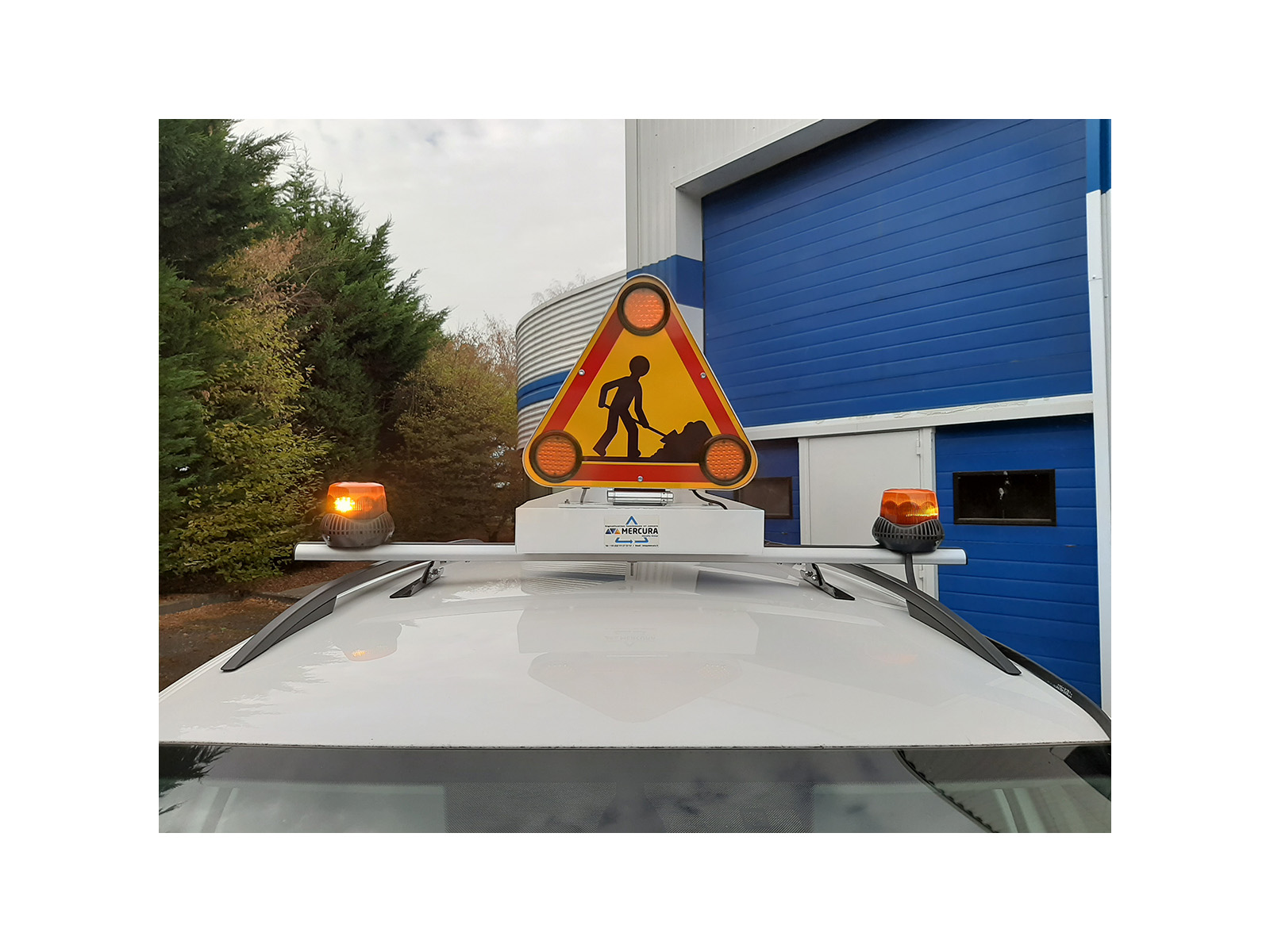 Barre de signalisation ECLAIR avec triangle relevage électrique et Gyroled Mercura M80 orange