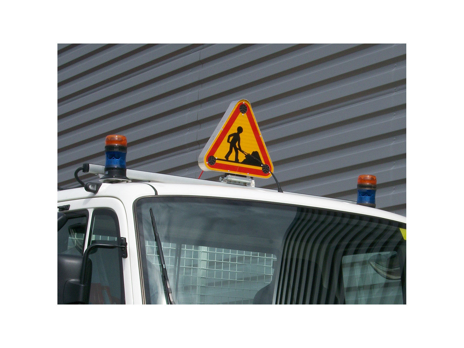 Barre de signalisation ECLAIR avec Gyroled KOMBI Mercura sur véhicule balayeuse