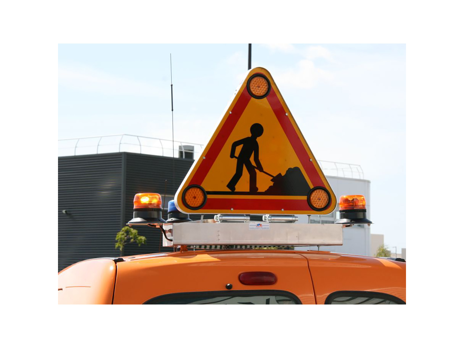 Triangle à relevage électrique avec gyrophare orange Standby Mercura sur véhicule DDE Renault Kangoo