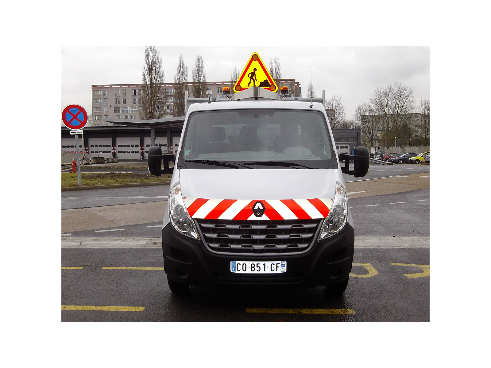 Triangle à relevage électrique avec gyrophare orange Gyroled Mercura sur véhicule de service Renault Trafic